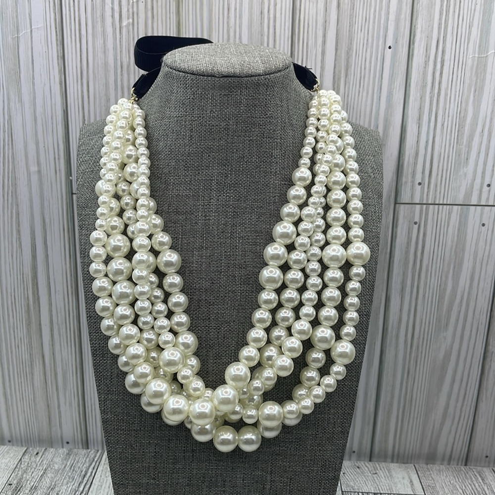 Classy Elegant Pearls Necklace